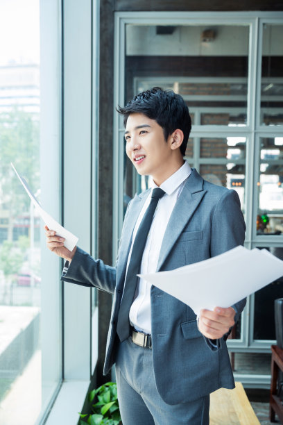 商人站在玻璃窗前图片下载