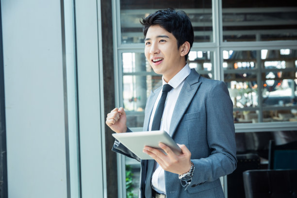 商人站在玻璃窗前图片下载