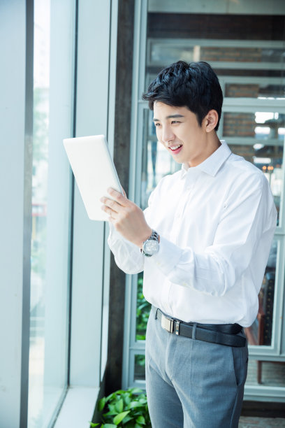 商人站在玻璃窗前图片下载