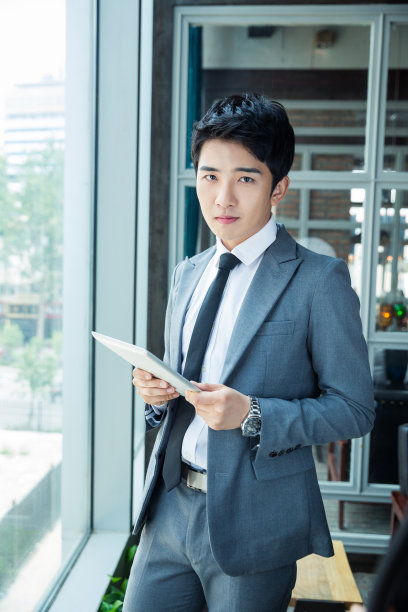 商人站在玻璃窗前图片下载