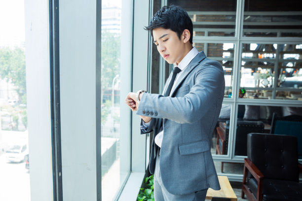 商人站在玻璃窗前图片下载