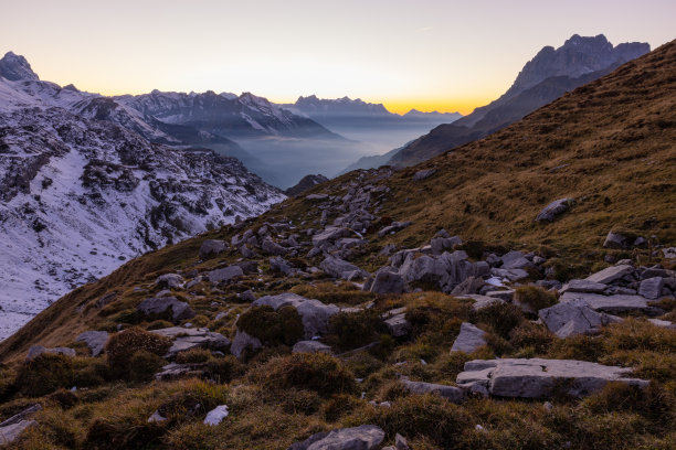 瑞士美丽的风景。云雾缭绕的史诗般的风景。美妙的阳光穿过云层，然后是令人惊叹的日落和日出。完美的瑞士公路之旅。图片下载