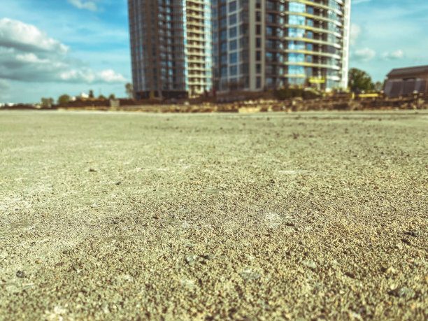 在城市中心建设一个新的微区。建造高大的混凝土房屋。米色砂石路面图片下载