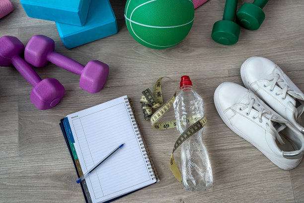 俯视图的新运动设备和笔记本与笔。图片下载
