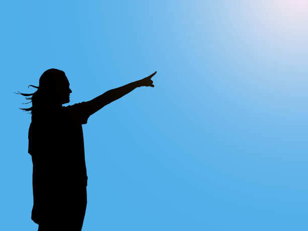 一个女人的黑色剪影，她的头发轻拂，指向由渐变产生的橙白色的光。浅蓝色背景，有插入文本的复制空间。输入可用的剪切路径。图片下载