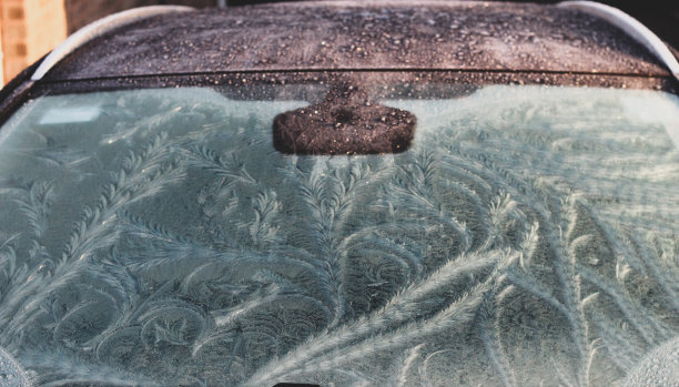 挡风玻璃结冰了图片下载