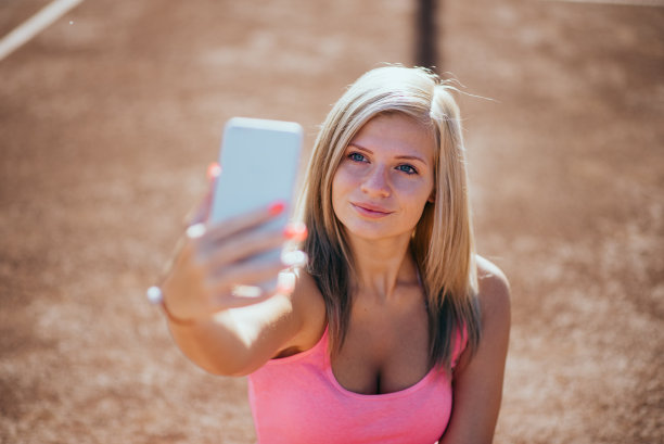 女孩在公园里自拍图片下载