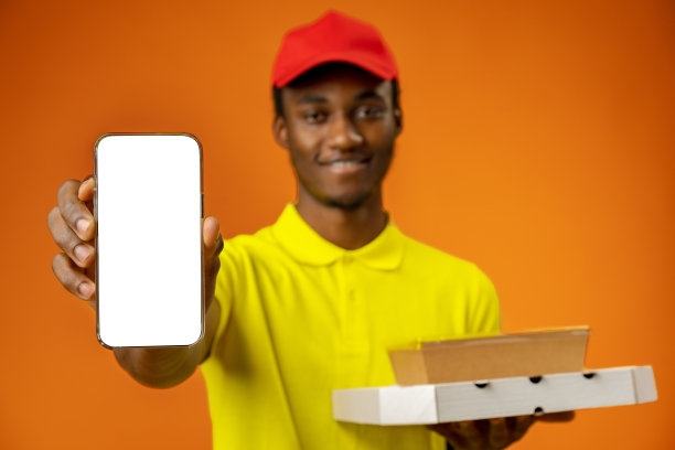 非洲快递员在工作室里拿着盒子，展示着黑屏的智能手机图片下载