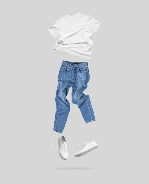 白色飘棉t恤，蓝色牛仔裤，白色皮革运动鞋孤立在灰色的背景上。干净的白色中性t恤。品牌的衣服。为你的设计制作模型。春夏女装图片下载