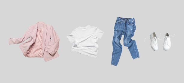 白色飞棉t恤，蓝色牛仔裤，白色皮革运动鞋，时尚的粉色运动夹克孤立在灰色的背景上。清洁品牌衣服。为你的设计制作模型。春天夏天的衣服图片下载
