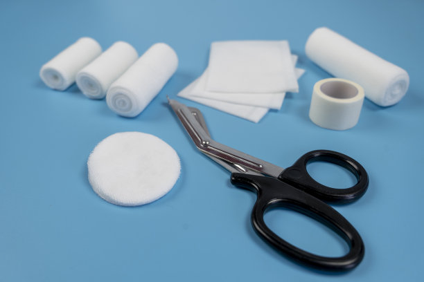 急救箱对蓝色表面。图片下载