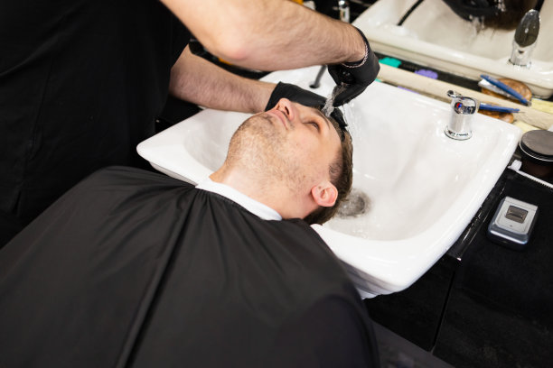 理发师在理发店为顾客洗头图片下载
