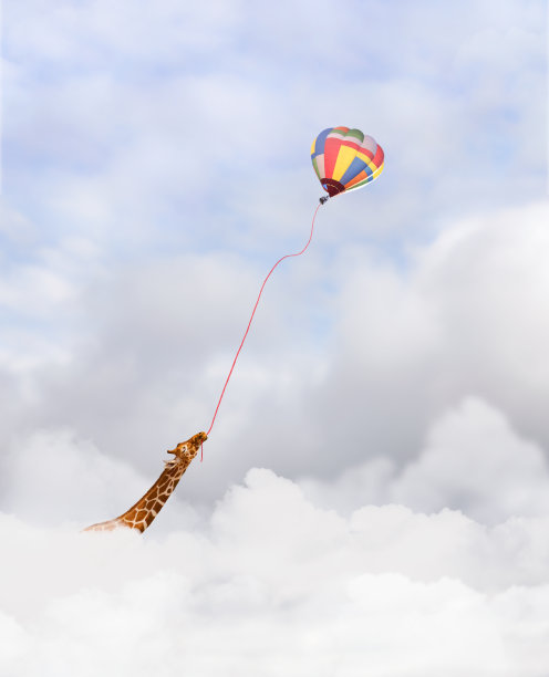 这张甜蜜而天真的照片拍摄的是长颈鹿穿过云层，牵着一根绳子，让热气球飘走了图片下载