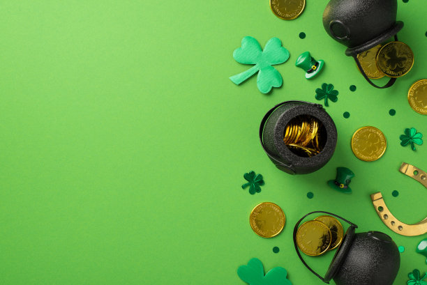 顶视图照片圣帕特里克节的装饰罐与金币，绿色三叶草，小妖精帽子，马蹄铁和三叶草形状的五彩纸屑孤立的柔和的绿色背景与copyspace图片下载