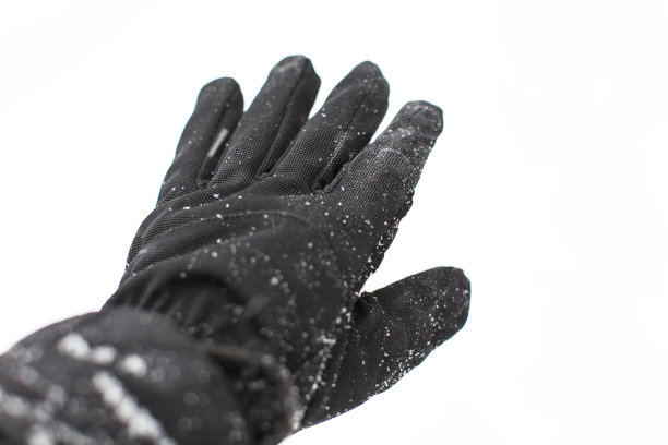 黑色手套与白色的雪背景图片下载