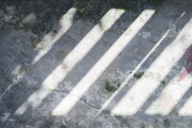 开裂的混凝土地板背景与剪影图片下载