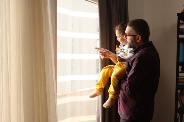 父亲和两岁的女儿在家里玩耍。图片下载