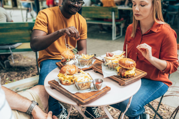 朋友和快餐图片下载