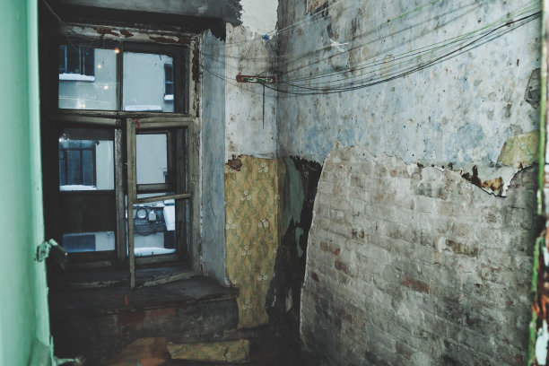 一个废弃的公共公寓的旧室内背景图片下载
