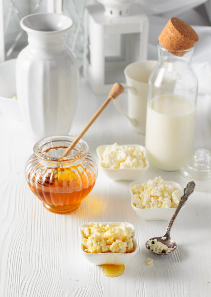 新鲜的自制白软干酪加蜂蜜。图片下载