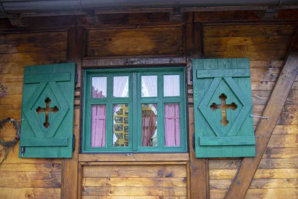 带百叶窗的旧木窗图片下载