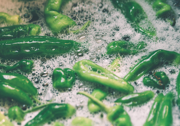 在家洗绿色蔬菜图片下载