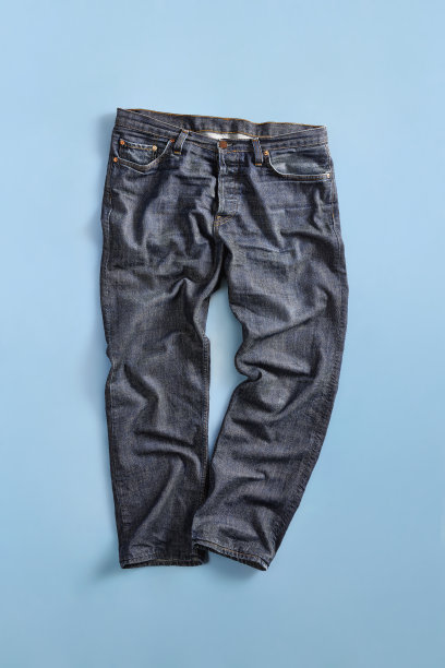 蓝色背景上的蓝色牛仔裤图片下载