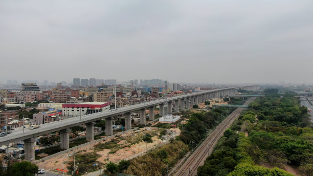 城镇附近的铁路高架桥图片下载