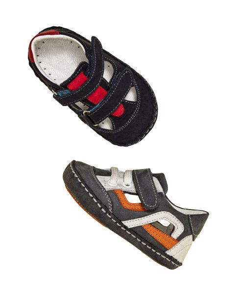 婴儿鞋孤立在白色背景图片下载