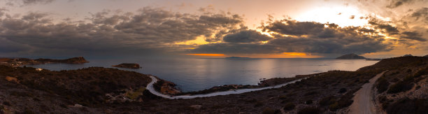 航拍雅典南部的全景照片，萨罗尼达，苏尼奥和附近的山丘在黄昏，日落图片下载