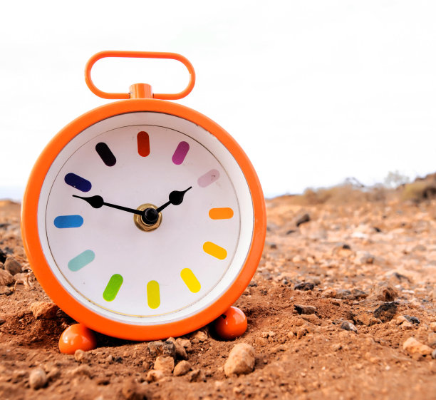 沙滩上的经典时钟图片下载