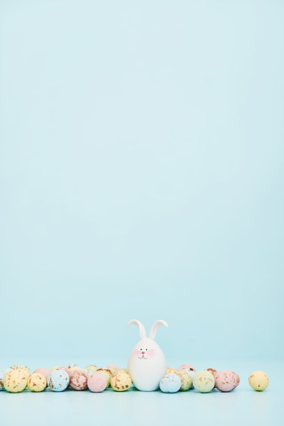 可爱快乐的复活节兔子与彩色巧克力复活节彩蛋和文本空间图片下载