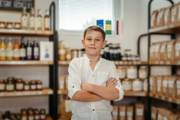 男孩双臂交叉站在商店里图片下载