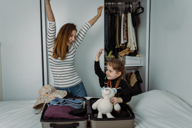 单身母亲和她的女儿在避暑别墅里打开行李箱图片下载