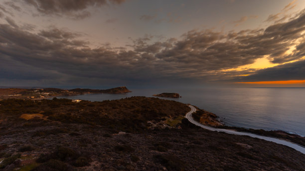 航拍雅典南部的全景照片，萨罗尼达，苏尼奥和附近的山丘在黄昏，日落图片下载