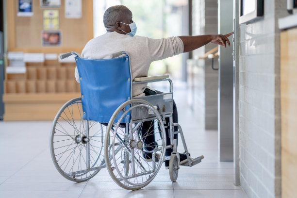 坐轮椅的老年妇女进入电梯图片下载