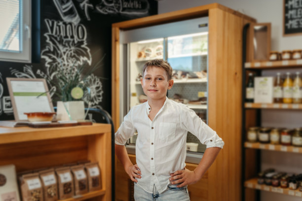 一个手叉腰站在店里的男孩图片下载