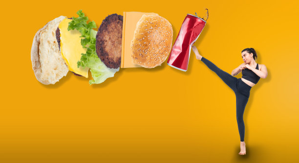 年轻运动员踢快餐。饮食的概念。图片下载