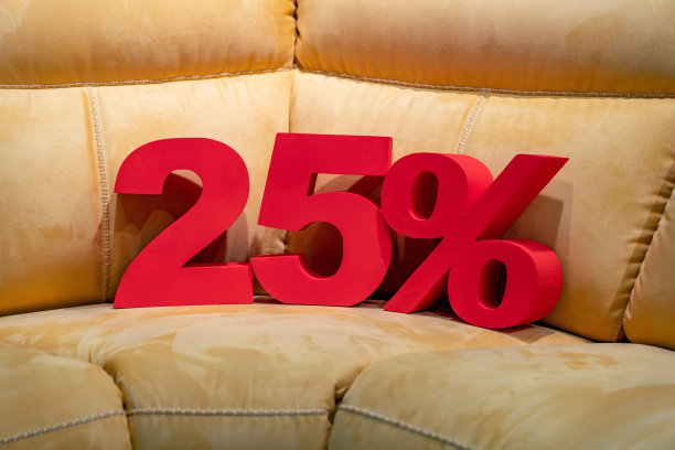 在一家家具店，25%的红色数字放在黄色沙发上图片下载