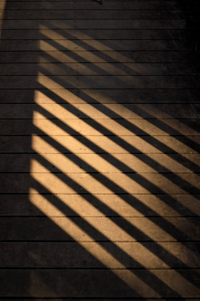 光和影反射在木地板上图片下载