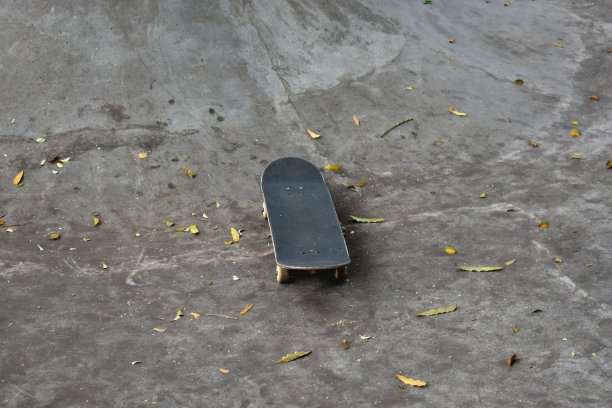 滑板在滑板公园混凝土上图片下载