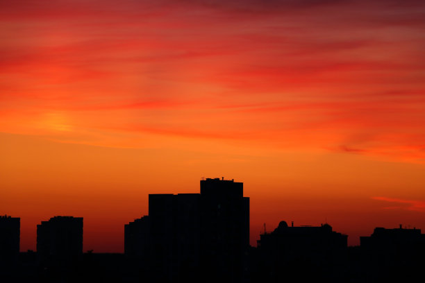日落后的城市天际线和建筑。有选择性的重点。图片下载