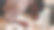 一个疲惫的男人在家里办公室的桌子上睡着了，桌上放着笔记本电脑，还有皱巴巴的纸图片下载