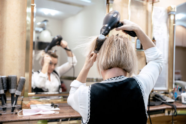 发型对女人来说很重要图片下载