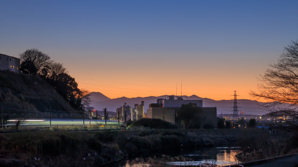 黄昏小镇和铁路就在郊外的横滨和富士山的远处图片下载