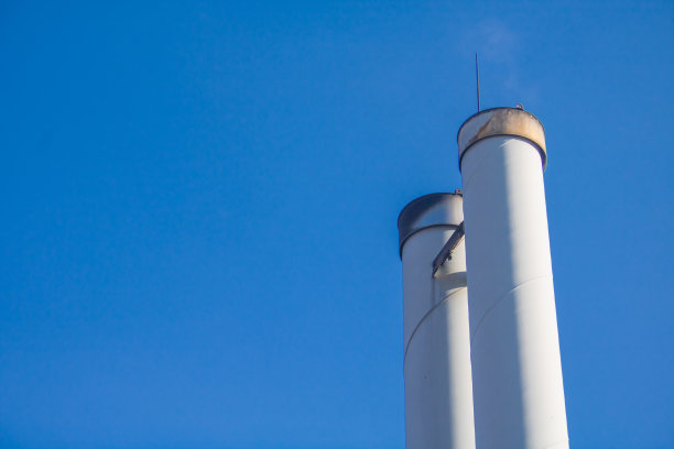 蓝天前的烟囱图片下载