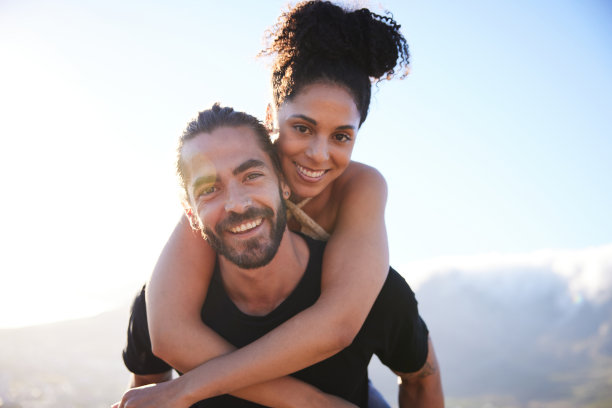 夏天的年轻人背着女友图片下载