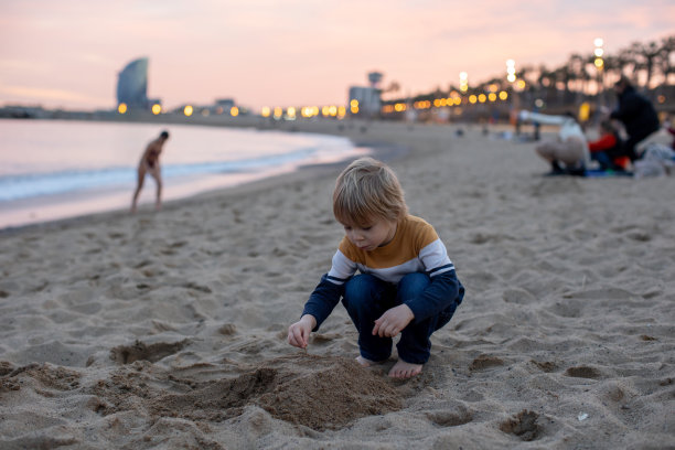 可爱的儿童游客欣赏巴塞罗那城市，家庭旅游与孩子图片下载