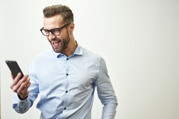 积极的男人，智能手机孤立在白色背景图片下载