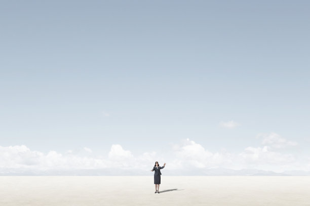 被蒙住眼睛的女商人努力寻找方向图片下载